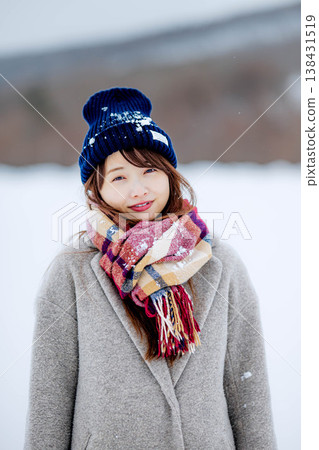 微笑的女人站在雪地上 微笑的女人站在雪地上 138431519