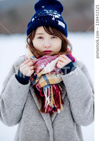 微笑的女人站在雪地上 微笑的女人站在雪地上 138431525