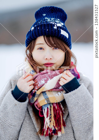 微笑的女人站在雪地上 微笑的女人站在雪地上 138431527