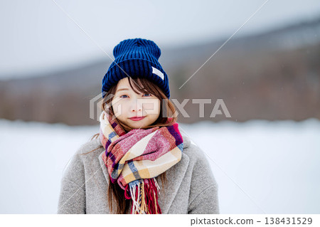 微笑的女人站在雪地上 微笑的女人站在雪地上 138431529