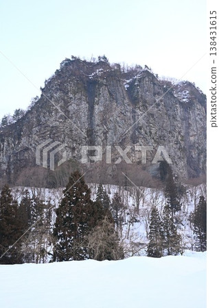 A snow-covered landscape of Yagigahana and the Igarashi River (Sanjo City, Niigata Prefecture) 138431615