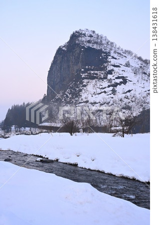 八木花和五十嵐川的雪景(新潟縣三條市) 八木花和五十嵐川的雪景(新潟縣三條市) 138431618