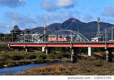 Fukuchiyama Castle and vehicles Fukuchiyama Castle and vehicles 138431704