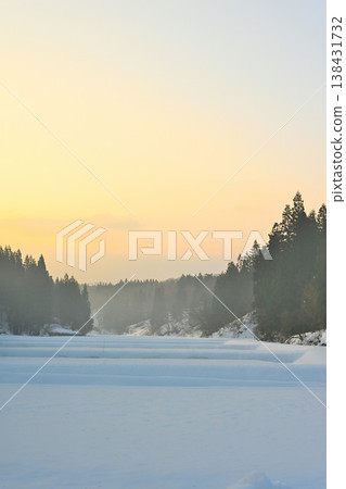 A quiet winter morning with a soft sunrise (Sanjo City, Niigata Prefecture) A quiet winter morning with a soft sunrise (Sanjo City, Niigata Prefecture) 138431732