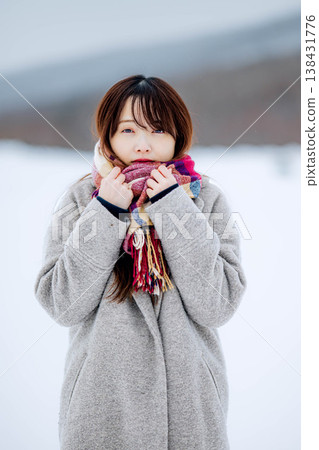 一位年輕女子站在雪地裡 一位年輕女子站在雪地裡 138431776