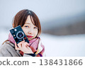 一位年輕的女士用相機 138431866