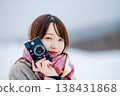 一位年輕的女士用相機 138431868