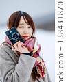 一位年輕的女士用相機 138431870