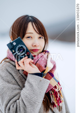 一位年輕的女士用相機 一位年輕的女士用相機 138431870