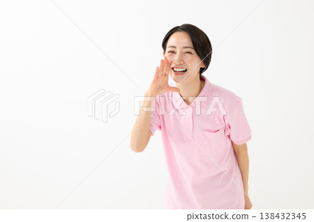 A woman sending an ale 138432345