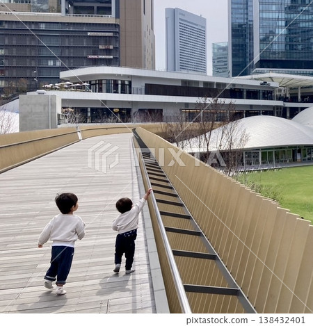 孩子們背影走向未來：這幅畫象徵著成長和日常生活。 138432401