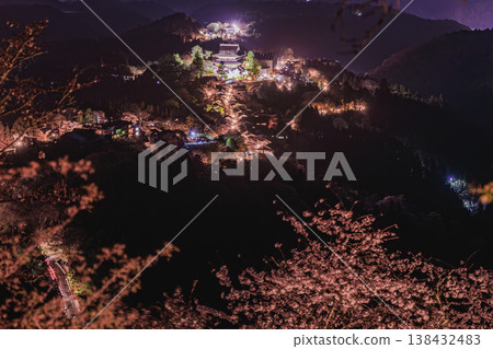 奈良吉野山夜晚的櫻花和燈光璀璨的金峰山寺，景色美不勝收。 138432483