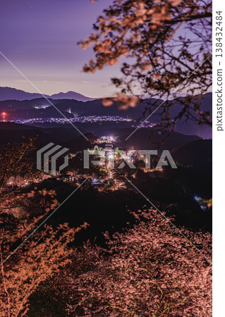 吉野山的夜櫻與燈火通明的山頂寺廟構成了一個夢幻般的景象。 吉野山的夜櫻與燈火通明的山頂寺廟構成了一個夢幻般的景象。 138432484