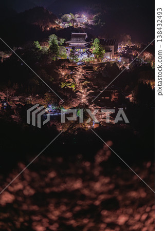 奈良的吉野山：春夜，櫻花盛開，寺廟燈光閃爍。 138432493