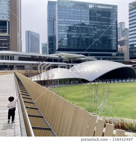 城市與自然和諧共處的景觀；背景素材留有文字空間。 138432497