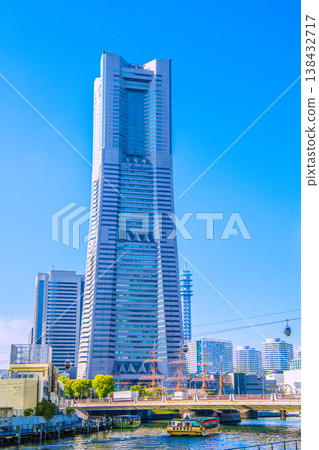 日本橫濱城市景觀，4月2日。從橫濱市政廳前拍攝的景色，可以看到船屋、橫濱地標塔、索道等。 138432717