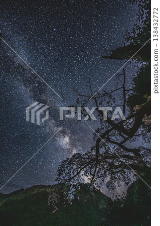 神秘的夜空下,銀河璀璨,一棵櫻花樹橫跨奈良群山。 神秘的夜空下,銀河璀璨,一棵櫻花樹橫跨奈良群山。 138432772
