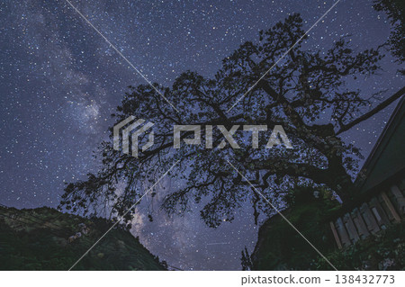 春天的奈良,寧靜的星空,由冰太郎櫻花樹和銀河交織而成。 春天的奈良,寧靜的星空,由冰太郎櫻花樹和銀河交織而成。 138432773