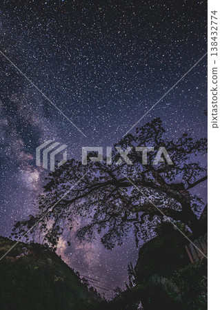 銀河與冰太郎櫻花樹在夜空中交相輝映:奈良隱藏的瑰寶,星空璀璨。 銀河與冰太郎櫻花樹在夜空中交相輝映:奈良隱藏的瑰寶,星空璀璨。 138432774