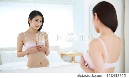 清晨，一位女士對著鏡子微笑，穿上她最喜歡的內衣。 138432835