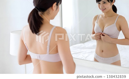 清晨，一位女士對著鏡子微笑，穿上她最喜歡的內衣。 138432839