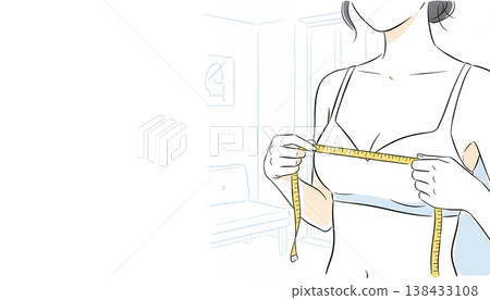 一位女士在家用捲尺測量胸圍。 138433108