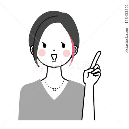 一位留著齊耳短髮、髮尾挑染的女士，面帶微笑，舉起食指。 138433201