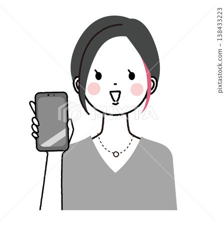 一位留著齊耳短髮、髮尾挑染的女子麵帶微笑，展示她的智慧型手機螢幕。 138433223