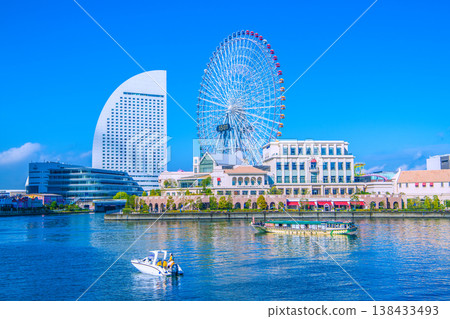 日本橫濱市景色,包括巨型摩天輪、橫濱太平洋購物中心、橫濱港未來週年紀念購物中心和傳統的日本船屋。 日本橫濱市景色,包括巨型摩天輪、橫濱太平洋購物中心、橫濱港未來週年紀念購物中心和傳統的日本船屋。 138433493