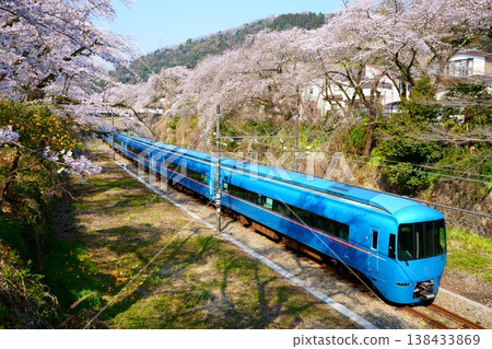 山北的櫻花樹和特快列車富士山號(小田急6000系列) 山北的櫻花樹和特快列車富士山號(小田急6000系列) 138433869