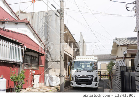 Apartment demolition work and truck removal in a narrow alleyway (Image 1) 138433905