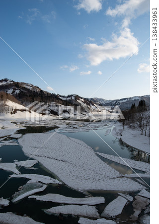Hama River Dam snow flow in the evening (Oshirakawa, Uonuma City, Niigata Prefecture) Hama River Dam snow flow in the evening (Oshirakawa, Uonuma City, Niigata Prefecture) 138433961