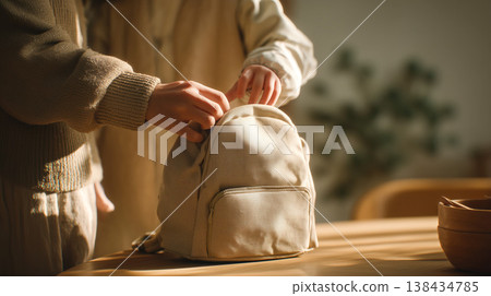 木桌上放著一個米色背包。 138434785