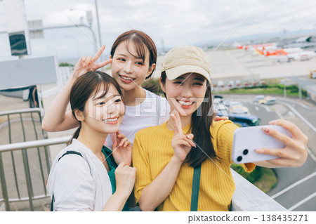 三位女士在機場拍攝紀念照。 （照片由關西國際機場（KIX）提供） 138435271