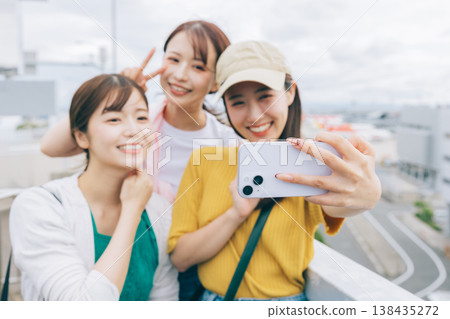 三位女士在機場拍攝紀念照。 (照片由關西國際機場(KIX)提供) 三位女士在機場拍攝紀念照。 (照片由關西國際機場(KIX)提供) 138435272