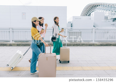 Three women at the airport heading off on an overseas trip. (Photography cooperation: Kansai International Airport (KIX)) 138435296