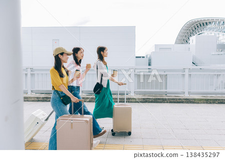 三位女性在機場準備出國旅行（攝影合作：關西國際機場（KIX）） 138435297
