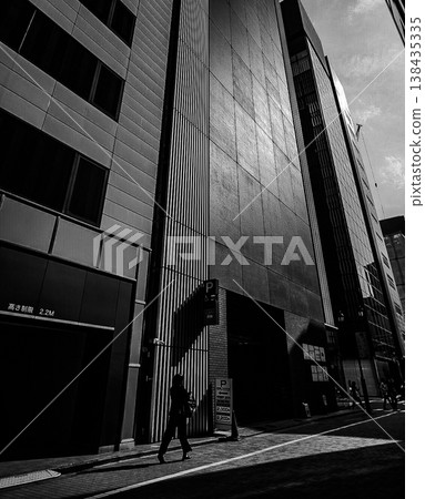 人們在建築物之間行走 人們在建築物之間行走 138435335