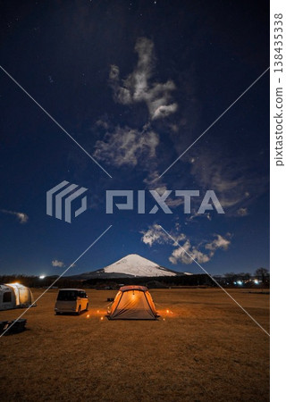 夜晚的露營地,可以看到帳篷和富士山。 夜晚的露營地,可以看到帳篷和富士山。 138435338