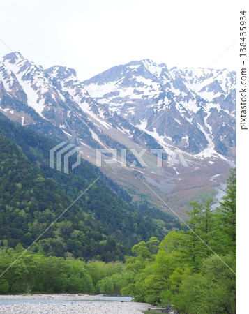 上高地梓川和白雪皚皚的穗高山脈。 上高地梓川和白雪皚皚的穗高山脈。 138435934