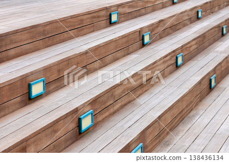 木質甲板樓梯和藍色邊框的腳燈（日景） 138436134