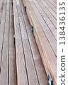 木質甲板的垂直結構；木紋和凹槽紋理材料。 138436135