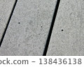 特寫鏡頭：一塊用螺絲固定的灰色樹脂木甲板。 138436138