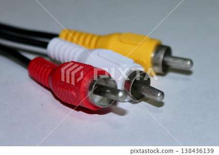 AV 線：3 針 RCA 連接器（紅色、白色和黃色），用於視訊和音訊連接。 138436139