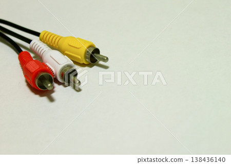 AV 線：3 針 RCA 連接器（紅色、白色和黃色），用於視訊和音訊連接。 138436140