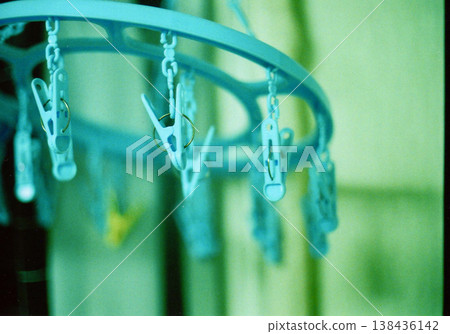 藍色塑膠衣架夾的特寫。 138436142