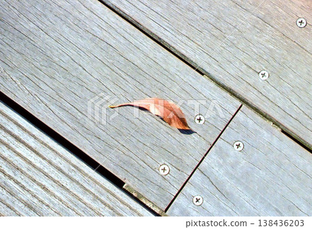 落葉和木甲板上的木紋 138436203