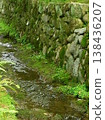 石牆上長滿了青苔，呈現出美麗的綠色，附近還有一條潺潺溪流。 138436207