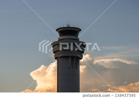 羽田機場控制塔在夜空中若隱若現 138437395