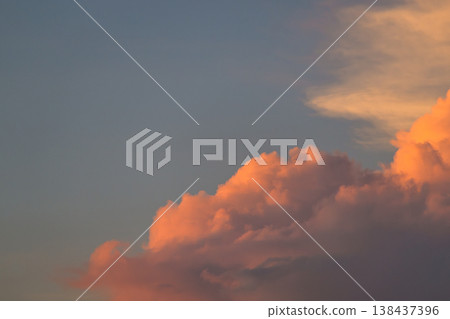 在夕陽下沾染的雲 138437396